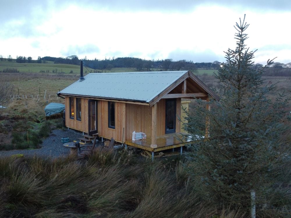 Independent wall system for log cabin construction