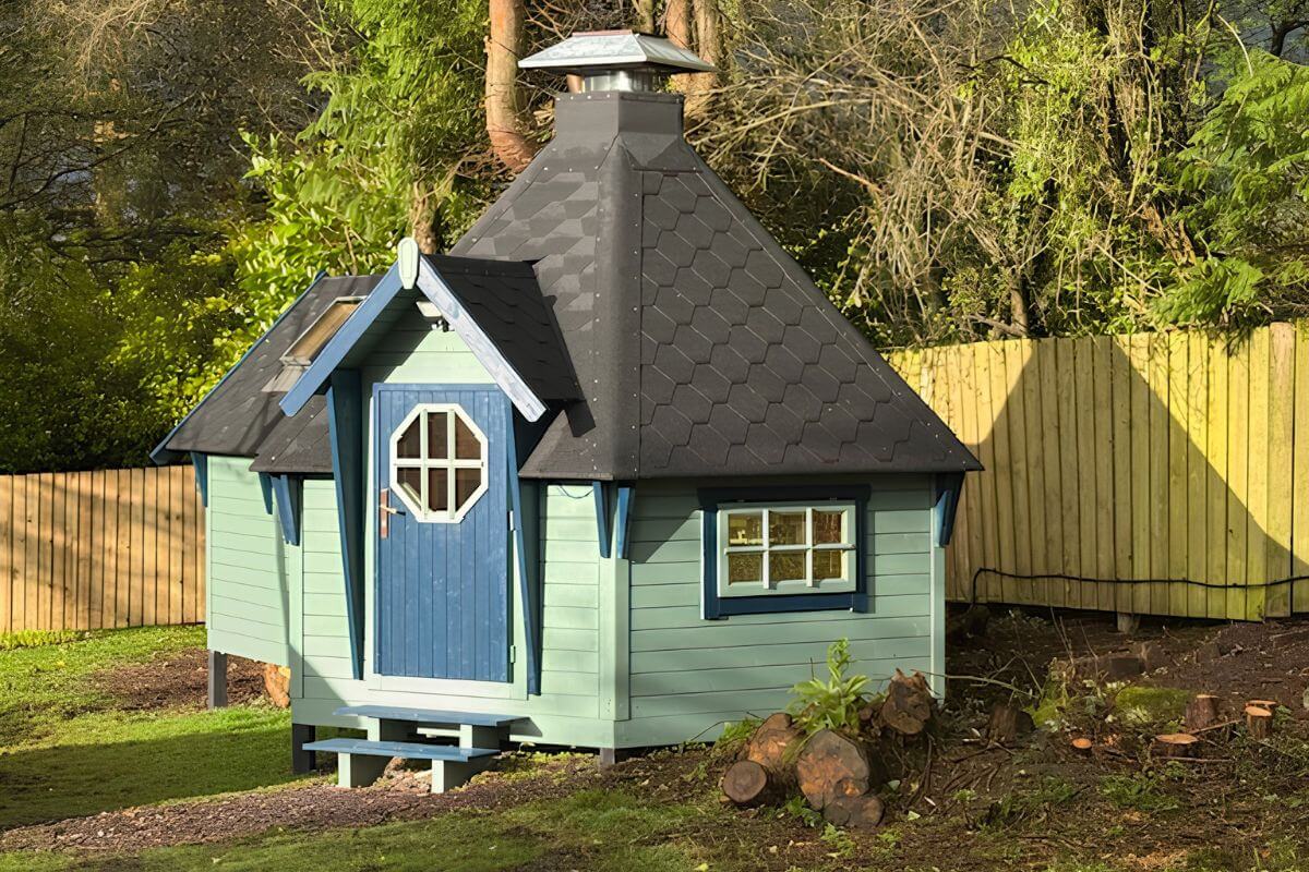 BBQ Hut with extension
